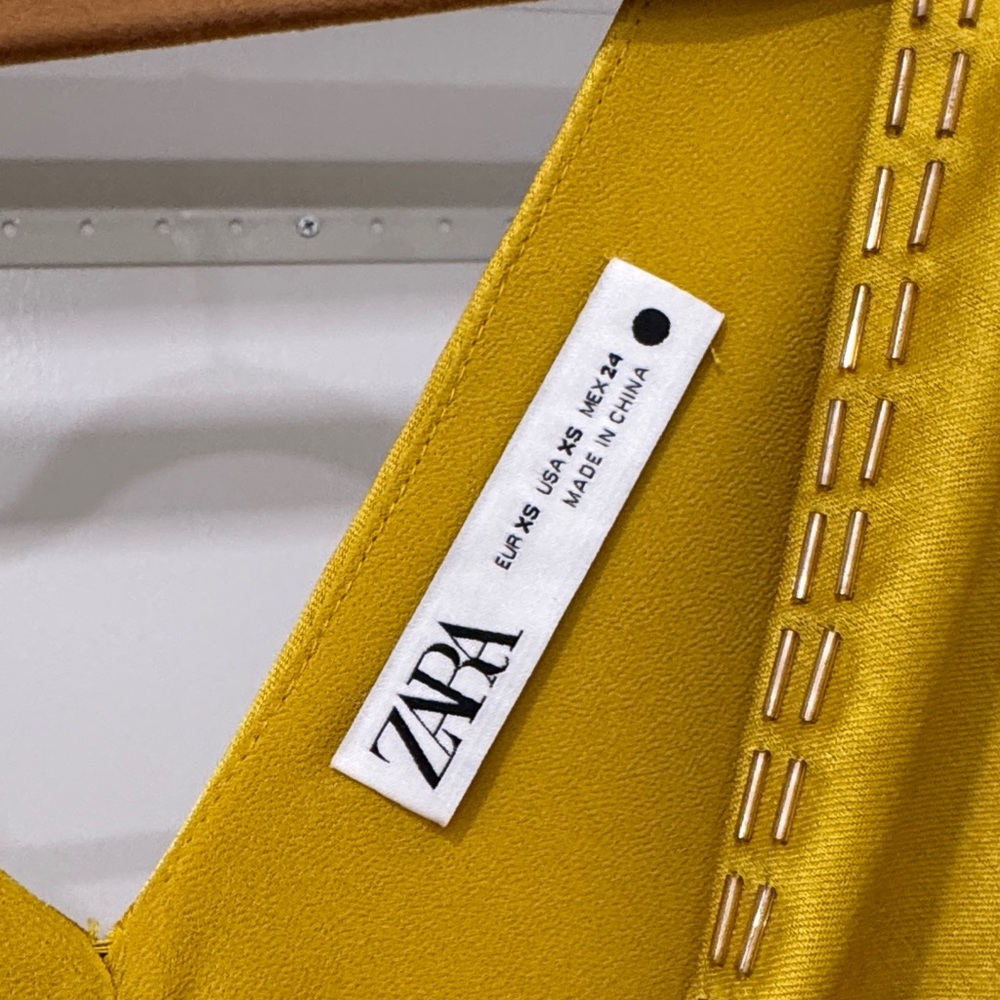 Elegant Yellow Sleeveless Dress - Picture 2 of 5
